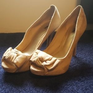 Nude bow pumps